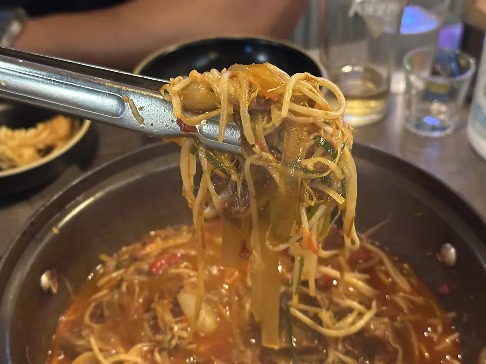 숙주와 파채가 올라간 매운 양푼이갈비찜