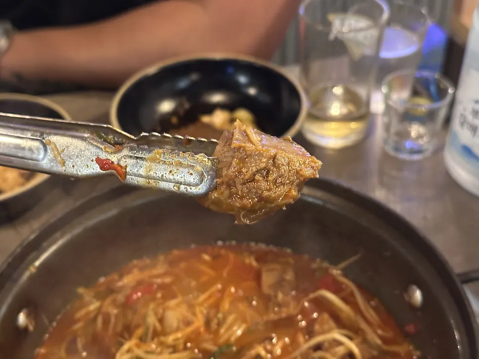 떡과 당면이 든 양푼이갈비찜 클로즈업