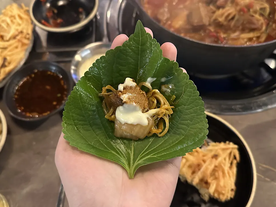 깻잎에 갈비찜과 양파찌 마요네즈 올린 조합