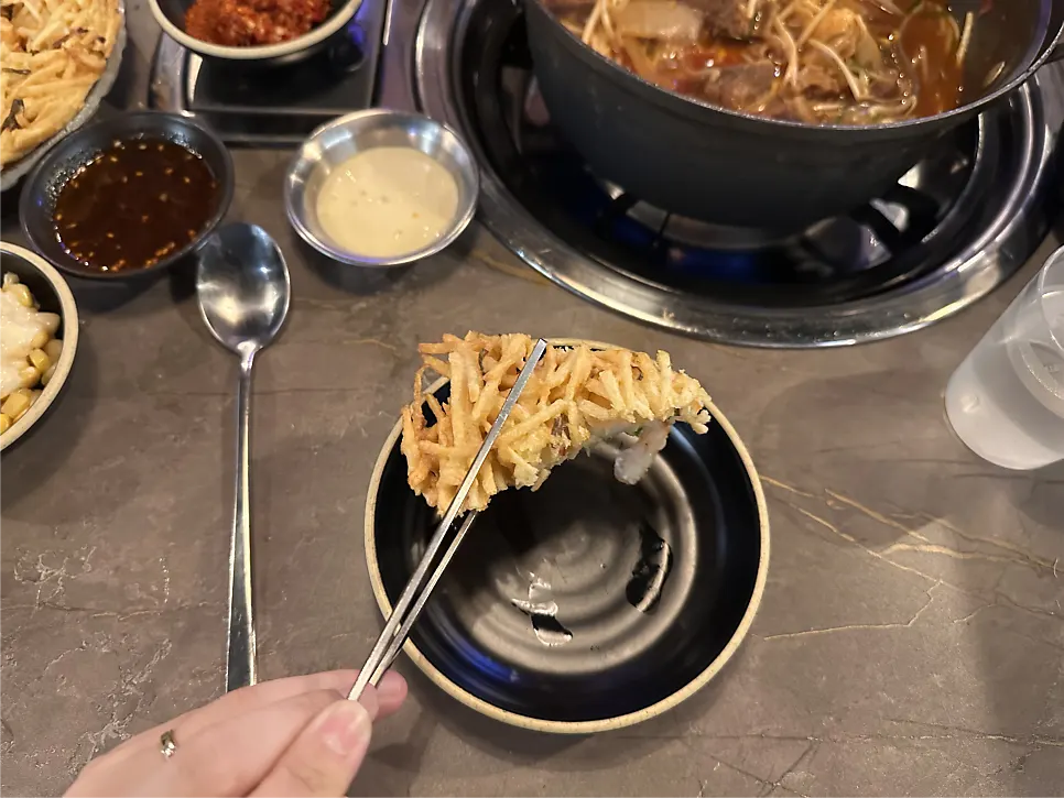 먹기 좋게 잘라준 해물감자전