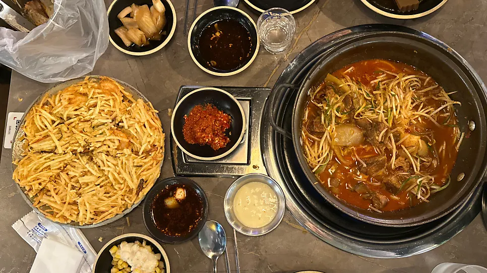 양푼이갈비찜과 해물감자전 함께 놓인 테이블