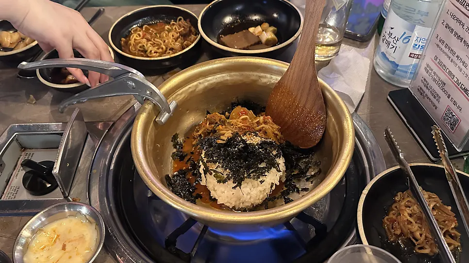 밥과 김가루 참기름이 담긴 셀프볶음밥 양푼