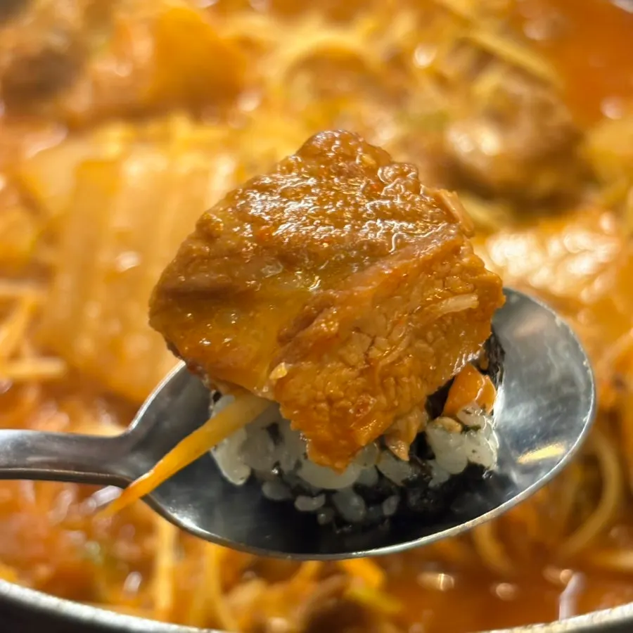 Glass noodles and whole garae-tteok rice cake in the galbijjim