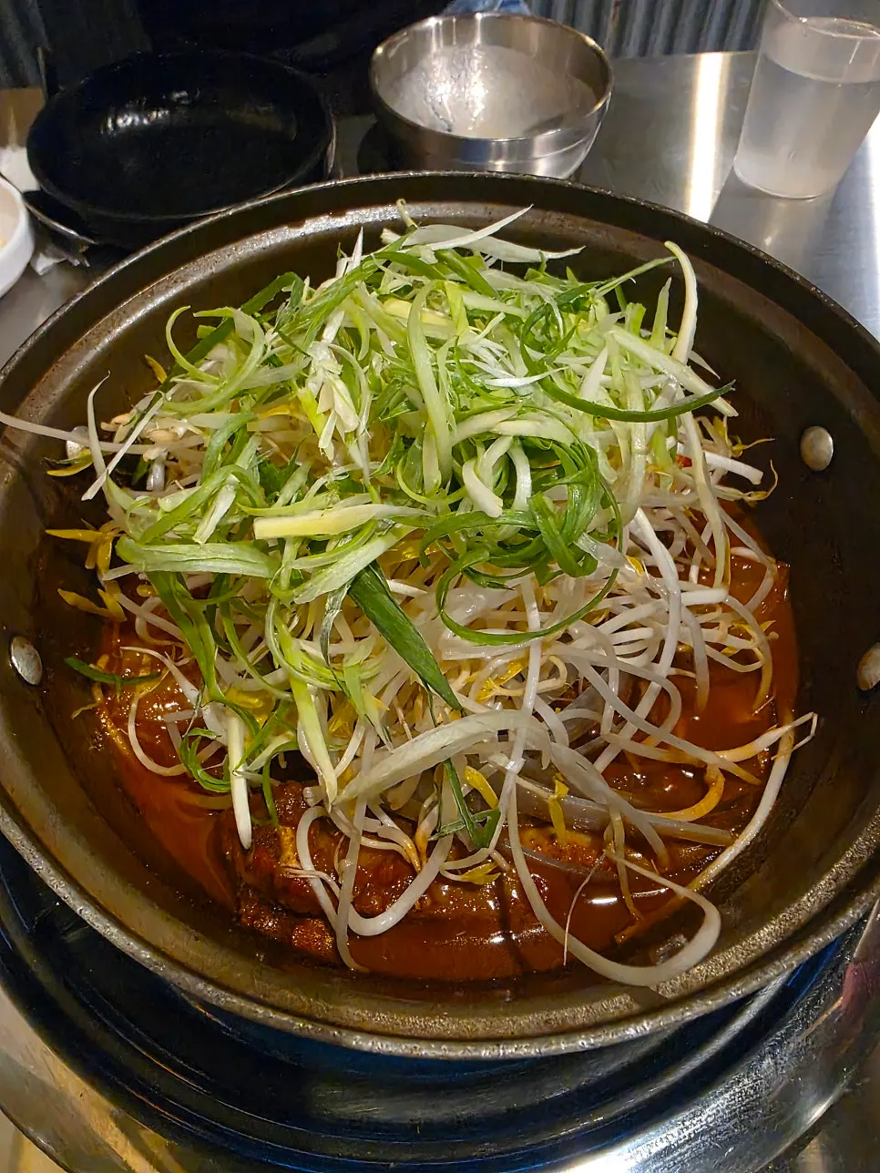 숙주나물이 수북하게 올라간 양푼이 갈비찜 냄비