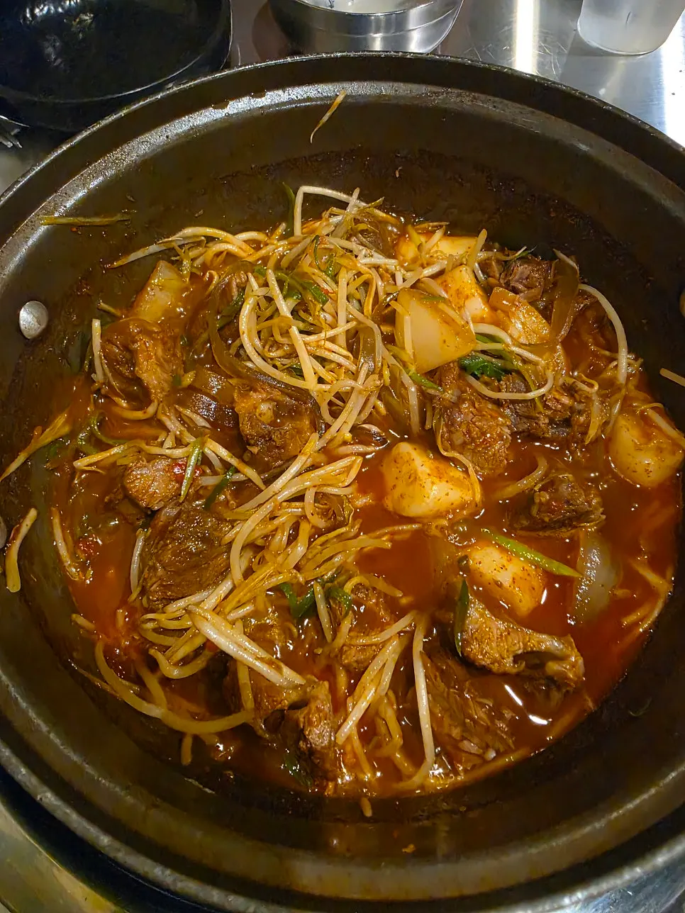 뼈와 살이 분리된 부드러운 갈비찜 고기