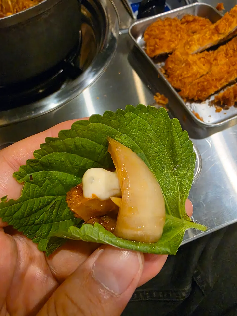 깻잎에 고기와 양파, 마요소스를 올린 쌈