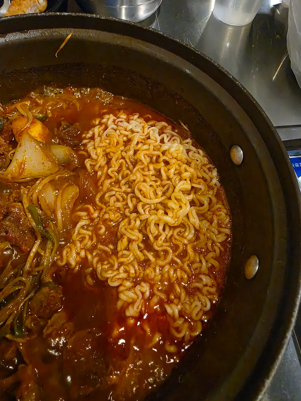 절반쯤 먹어 국물이 남은 갈비찜 냄비