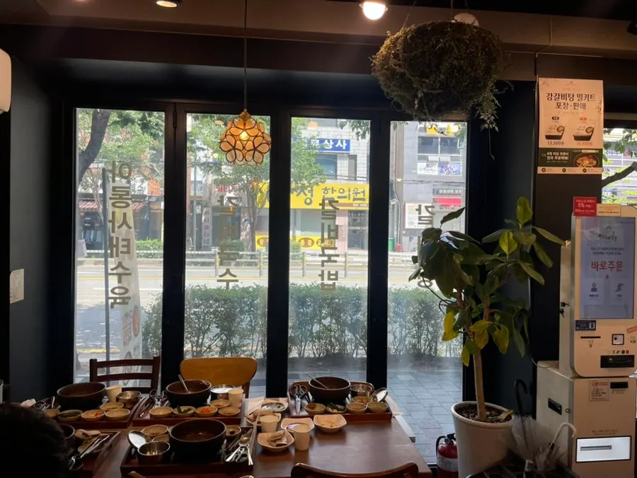 손님이 빠진 뒤 촬영한 강갈비탕 서면 매장 전경