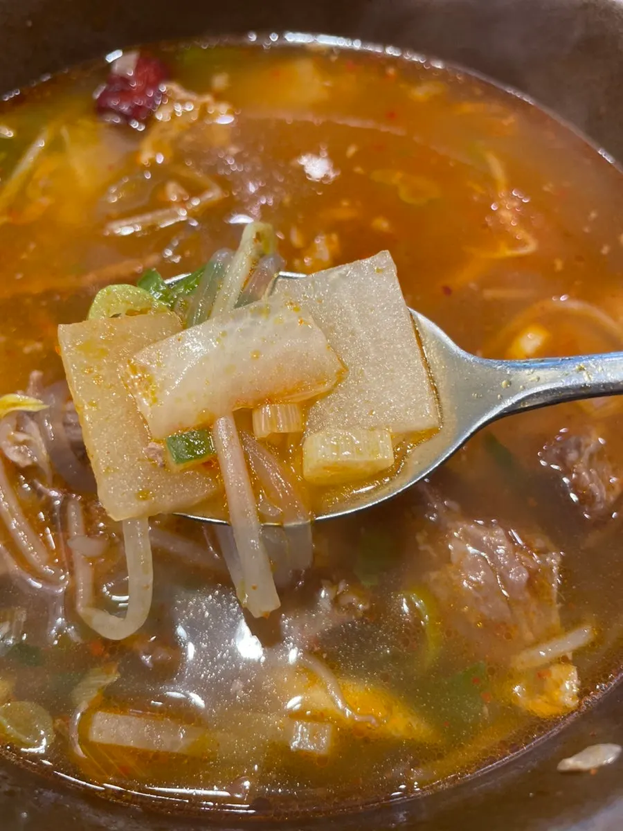 고춧가루를 더한 얼큰 강 갈비탕 한 그릇