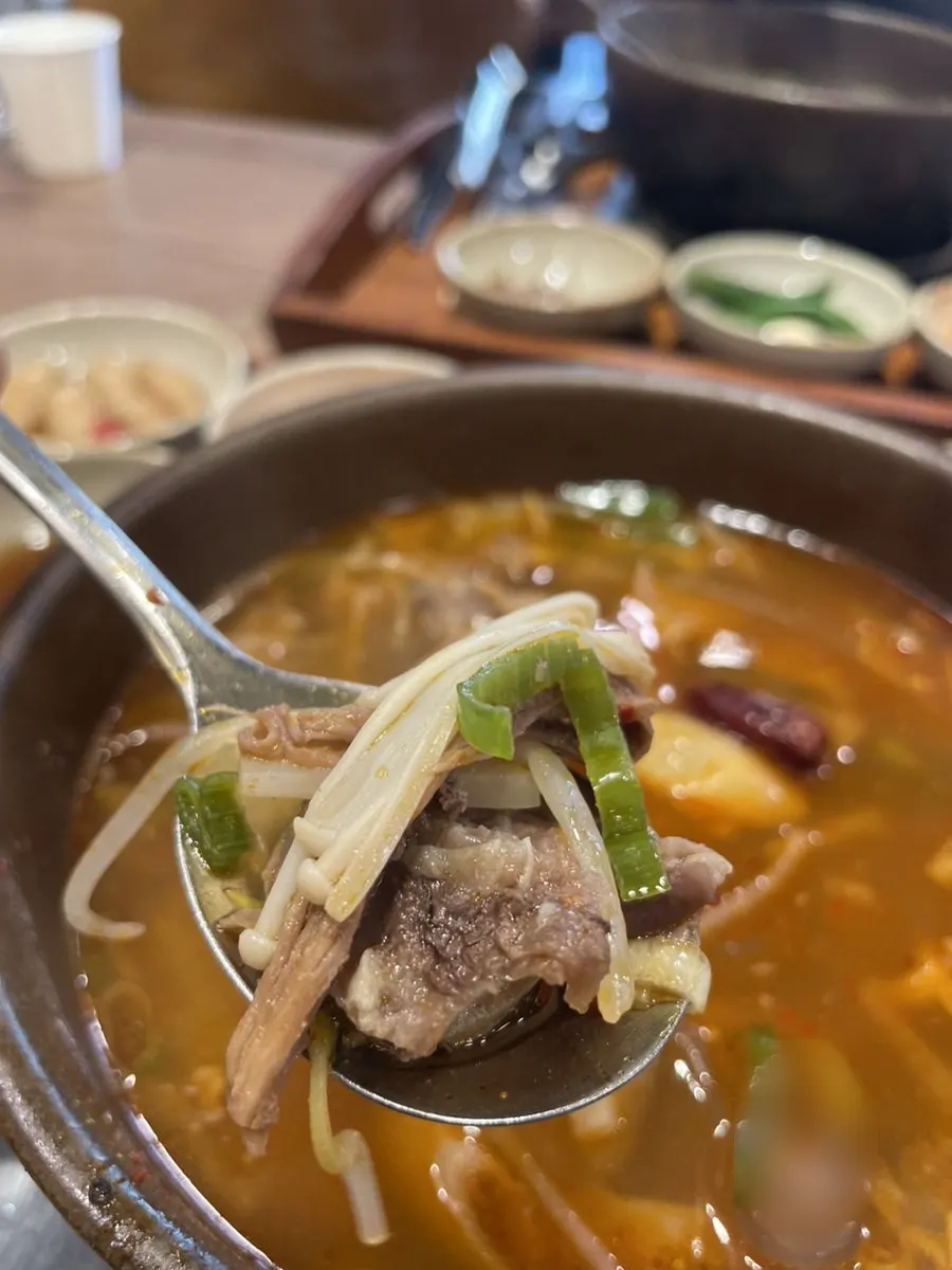무와 숙주가 들어간 얼큰 강 갈비탕 국물
