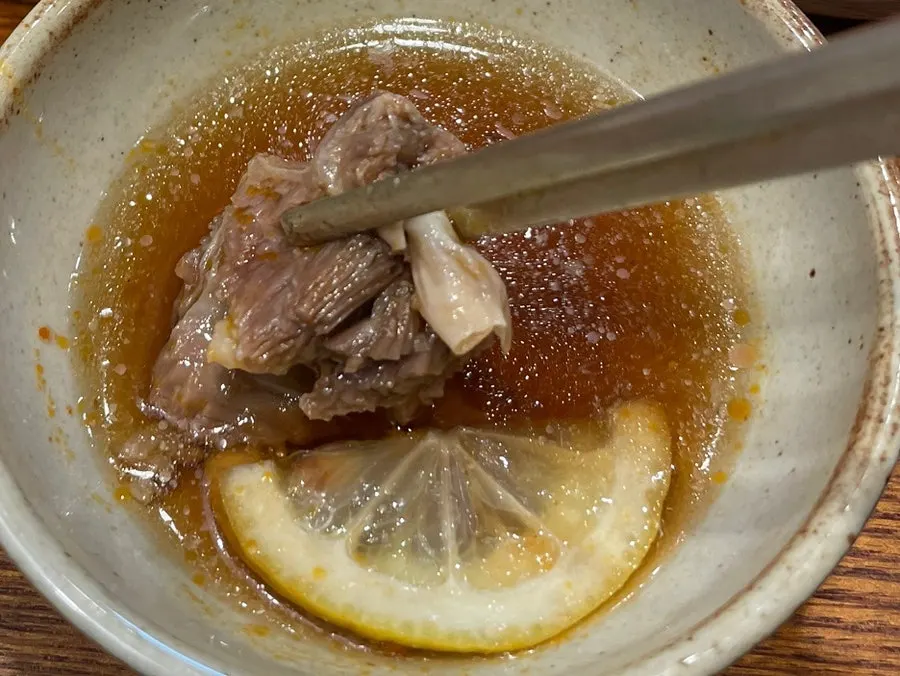 아롱사태 수육이 적힌 강갈비탕 서면 메뉴 안내
