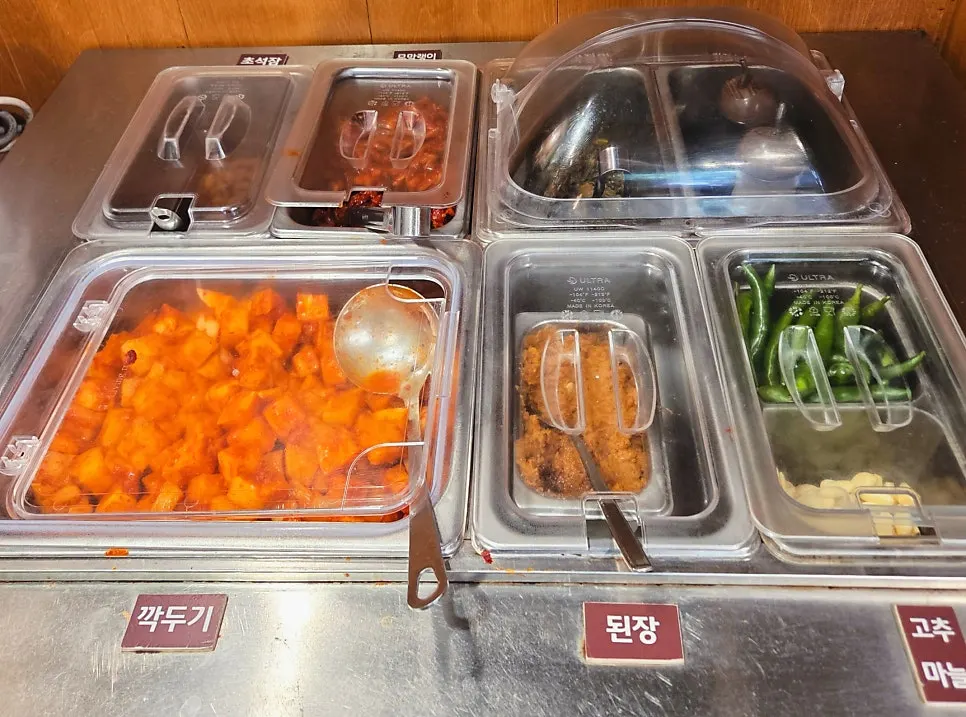 셀프 바에 놓인 반찬 용기