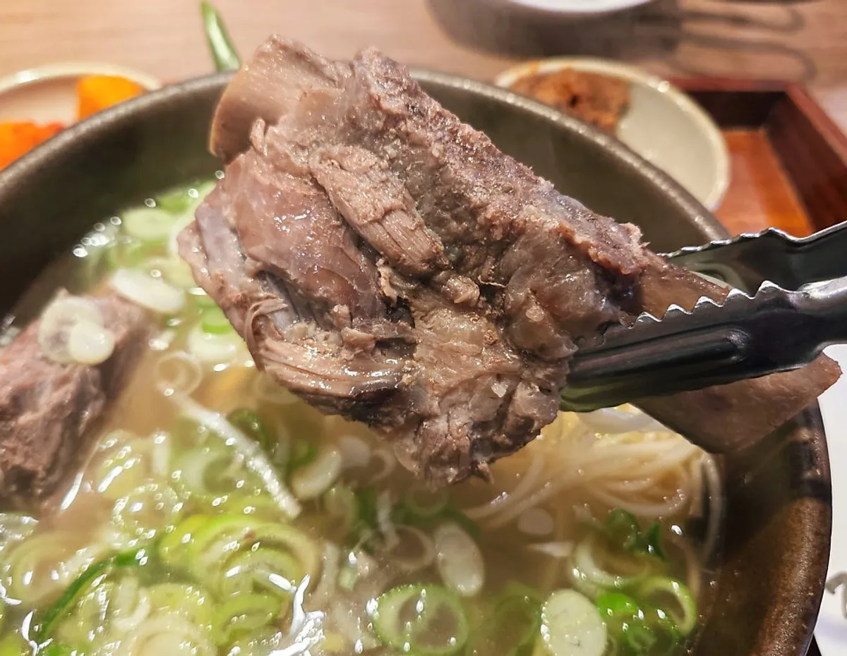 강 갈비탕 속 큼직한 갈빗대