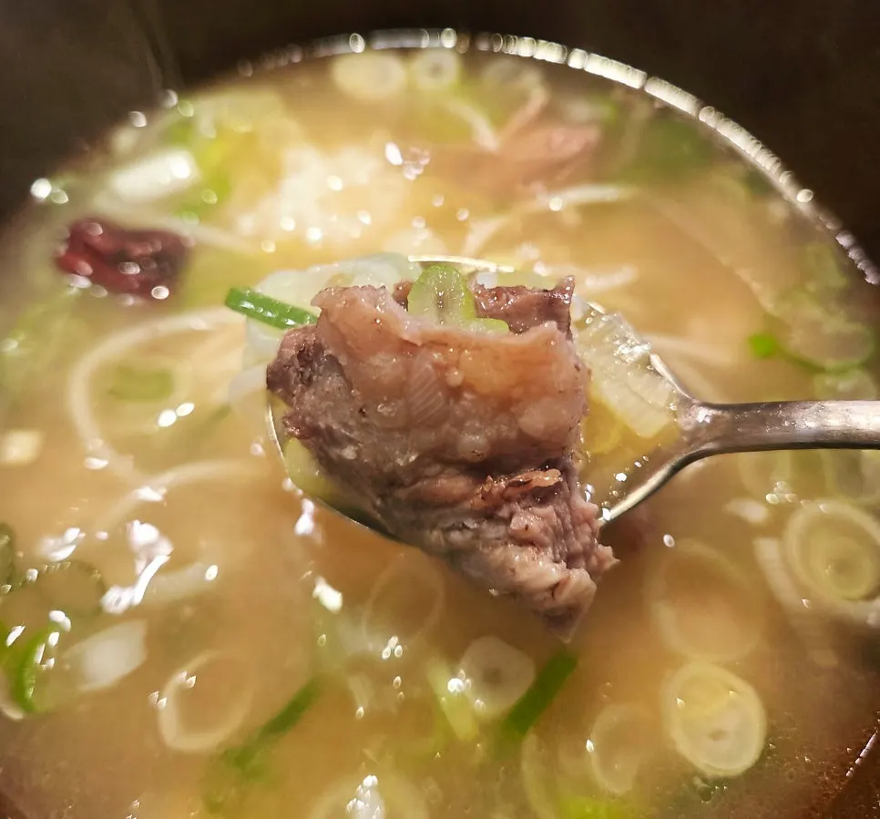 부드럽게 익은 갈비 고기 클로즈업