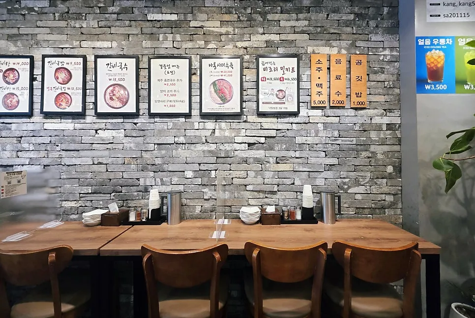 국물과 함께 먹는 갈비탕 한 숟갈