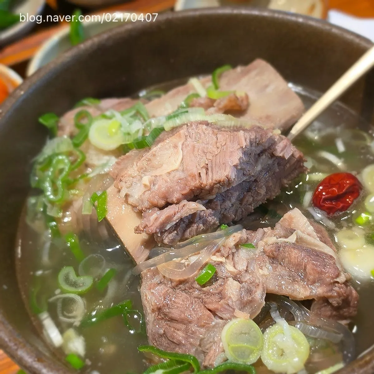 Boiling hot gang galbitang with jujube and ginseng