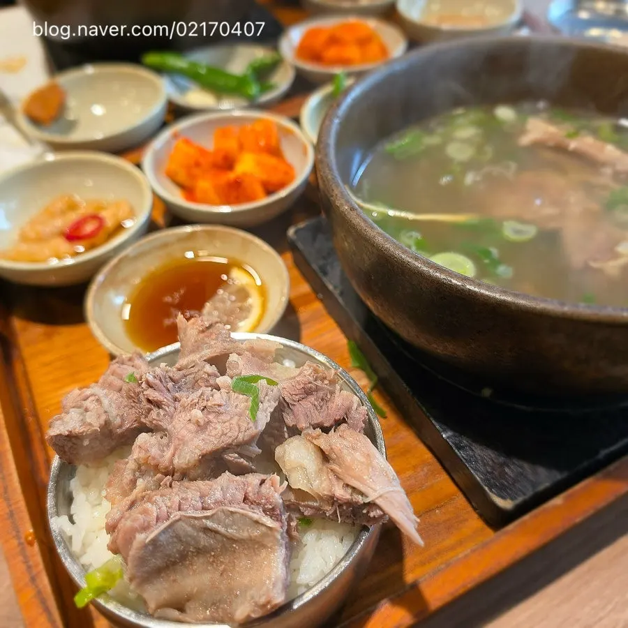 A large chunk of rib meat in the galbitang
