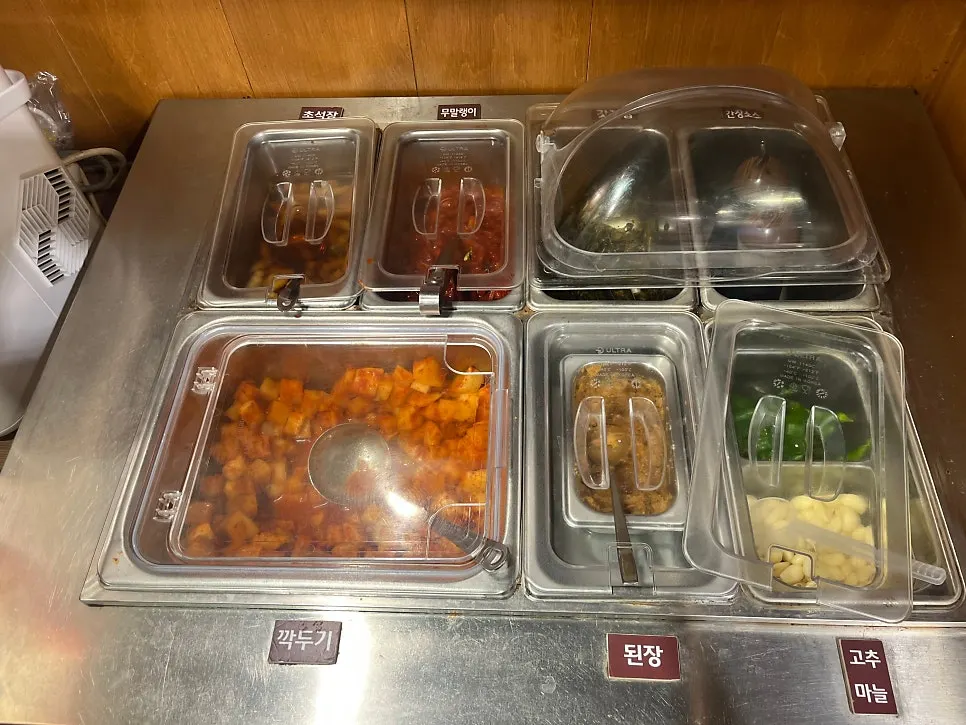 Pickled chorogi and galbitang side dishes