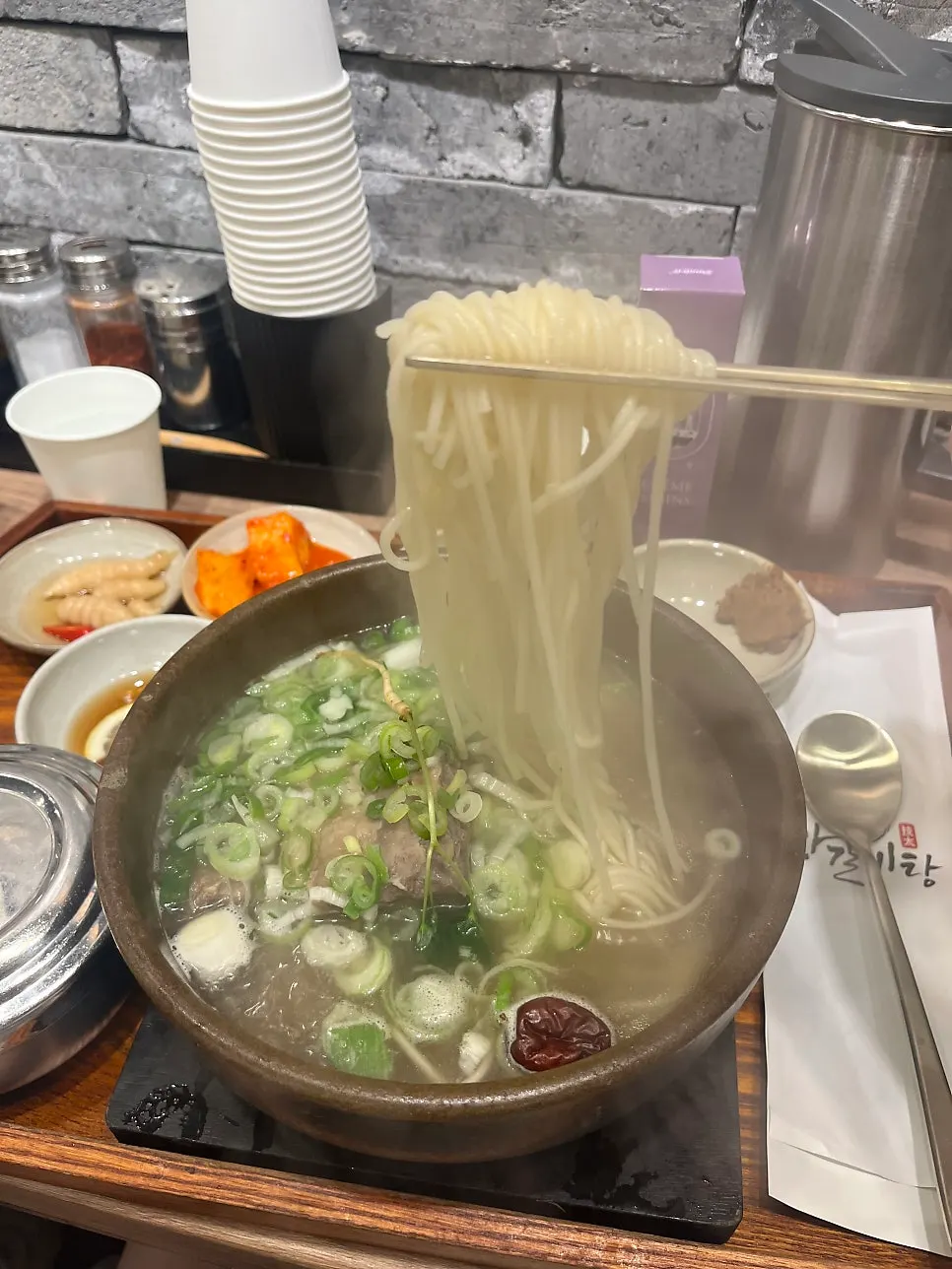 Medium-thick noodles added to galbitang
