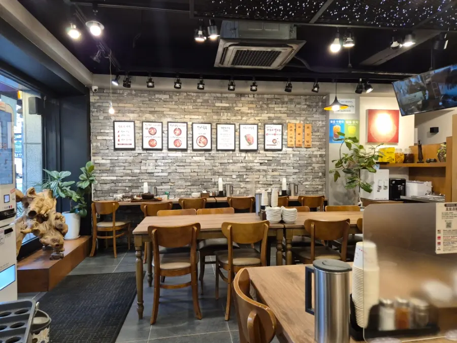 깔끔한 테이블이 놓인 강갈비탕 내부