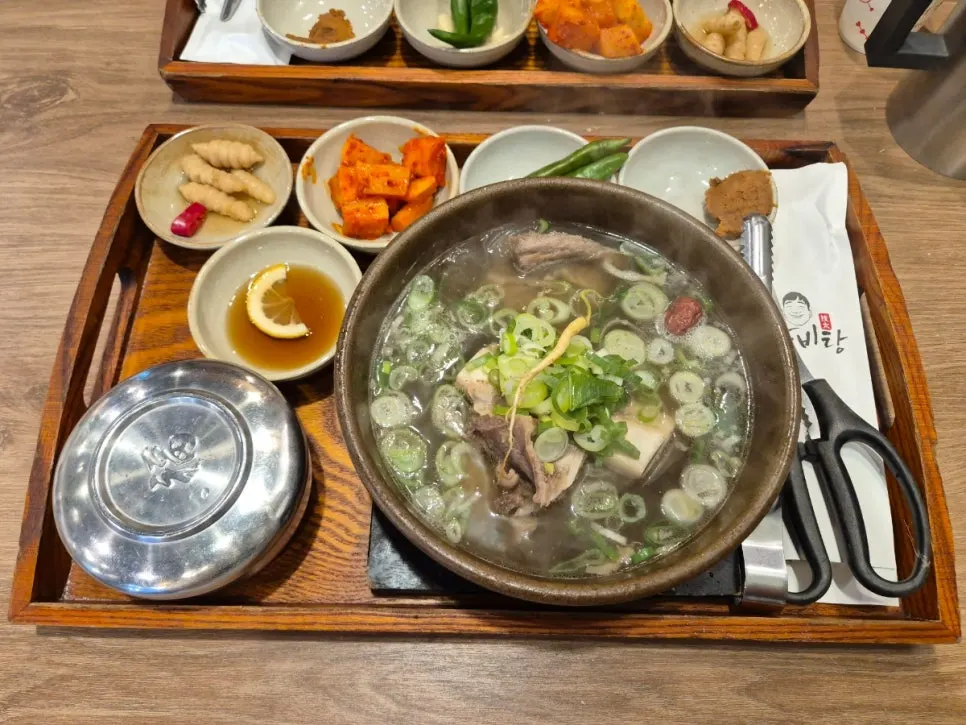 1인상으로 차려 나온 갈비탕 한 상