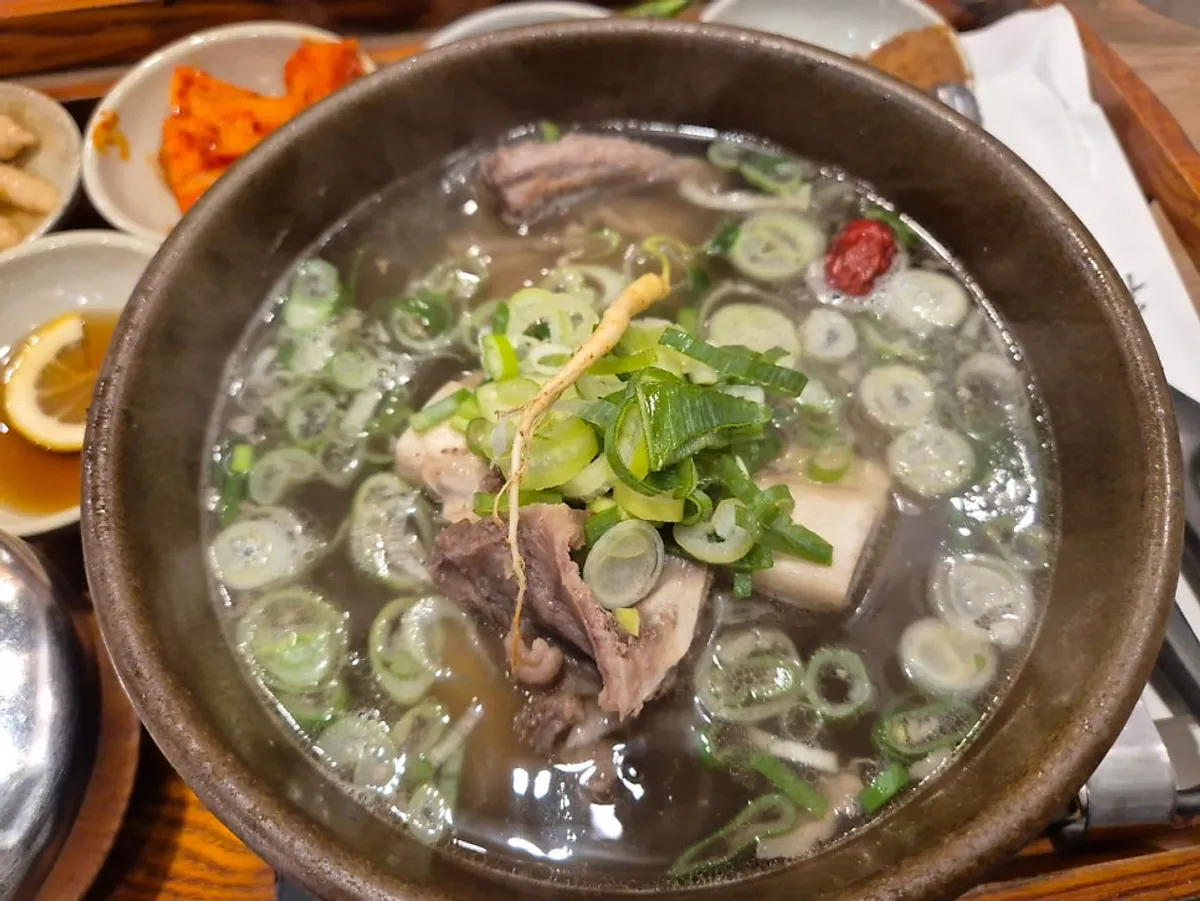 기본 강갈비탕과 국수사리 추가한 두 그릇