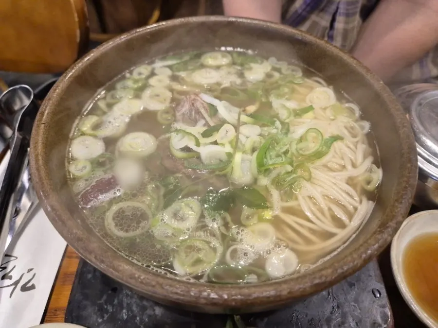 중면 사리를 추가한 갈비탕 그릇