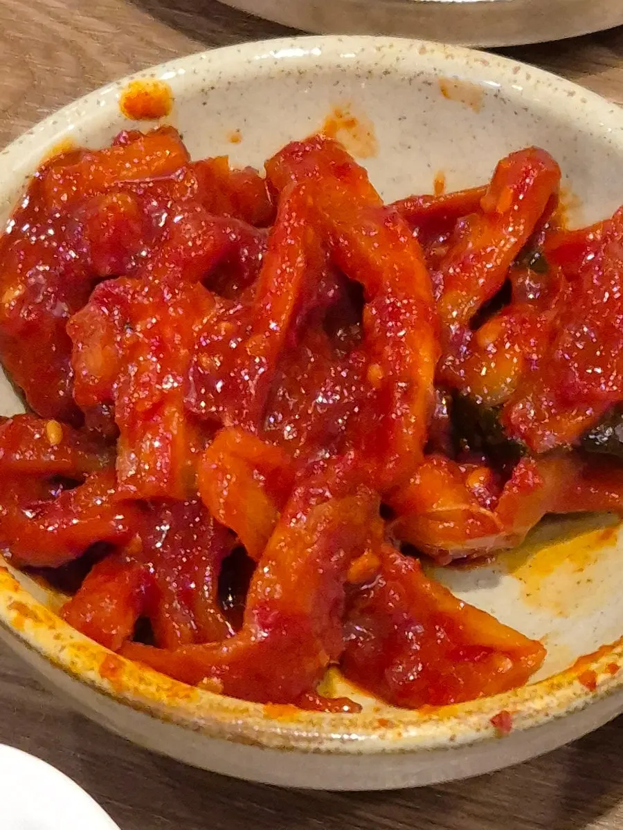 면을 건져 올린 갈비탕 세로 사진