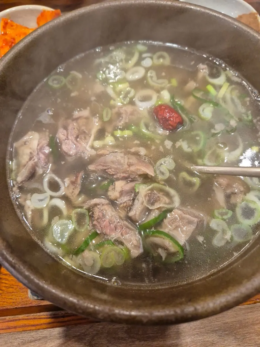 초석잠 장아찌와 깍두기 등 밑반찬 접시