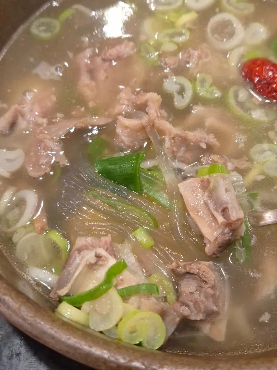 집게와 가위로 발라낸 갈비 살