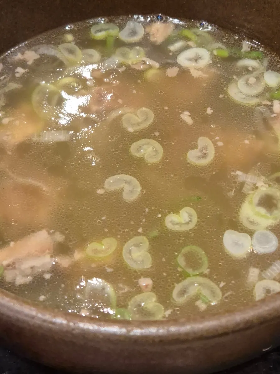 당면이 들어 있는 강갈비탕 국물