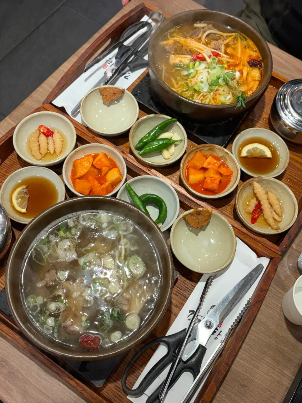 테이블 위 고춧가루와 후추, 소금