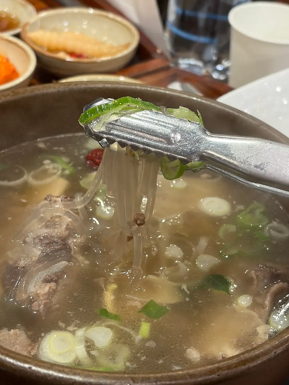 갈비와 당면 사리가 든 강갈비탕