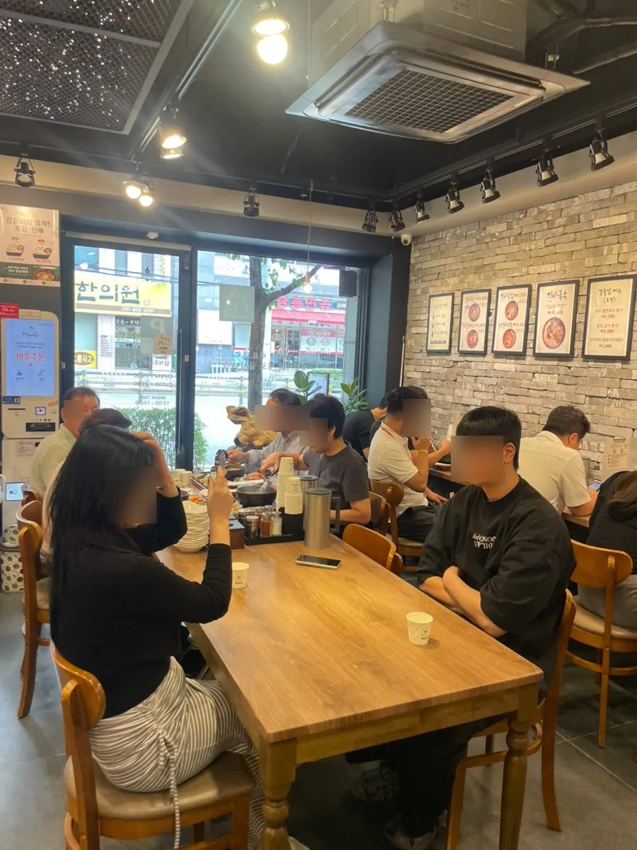강갈비탕 매장 내부 테이블석