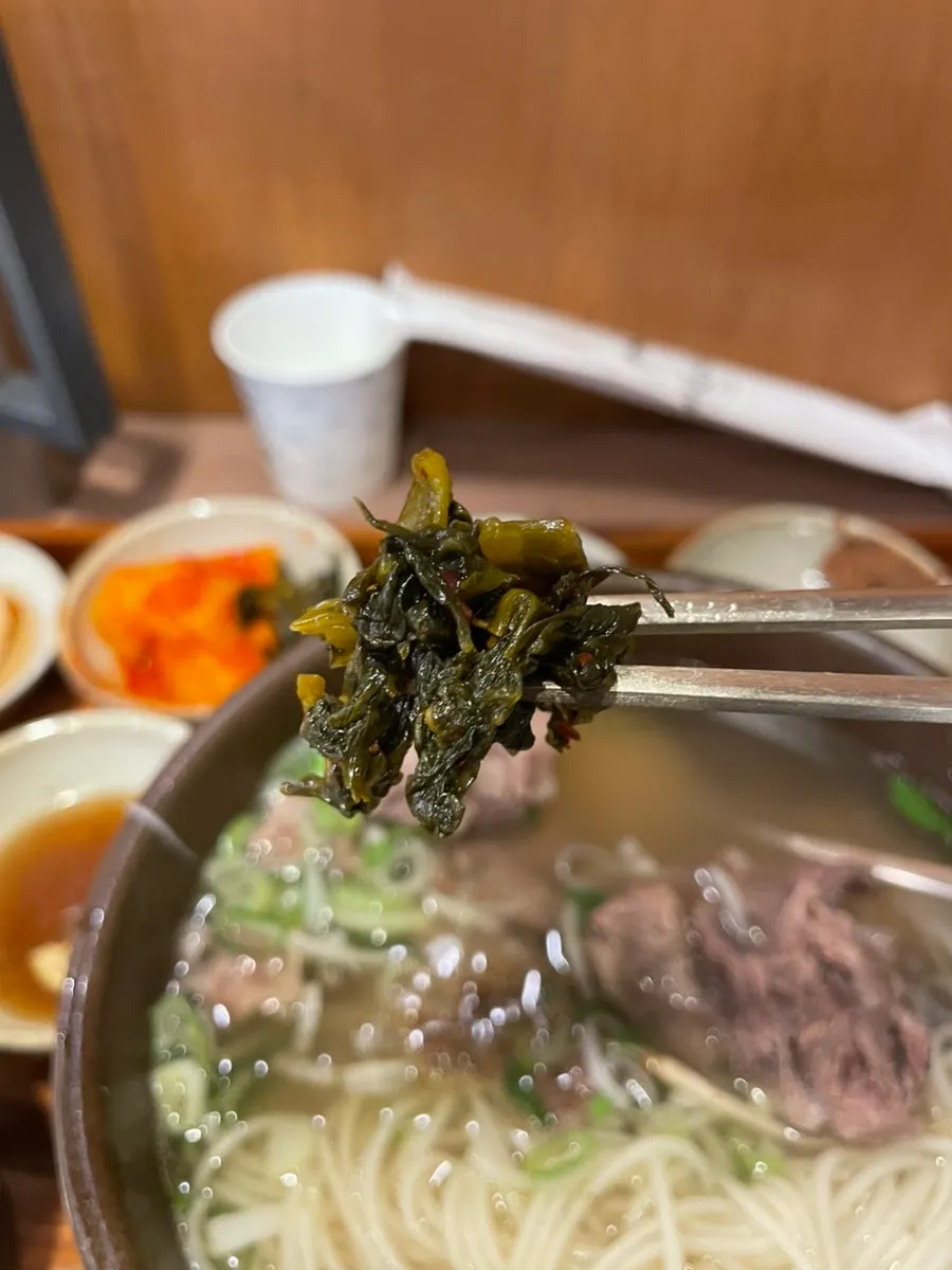 강갈비탕 기본 반찬 깍두기와 소스