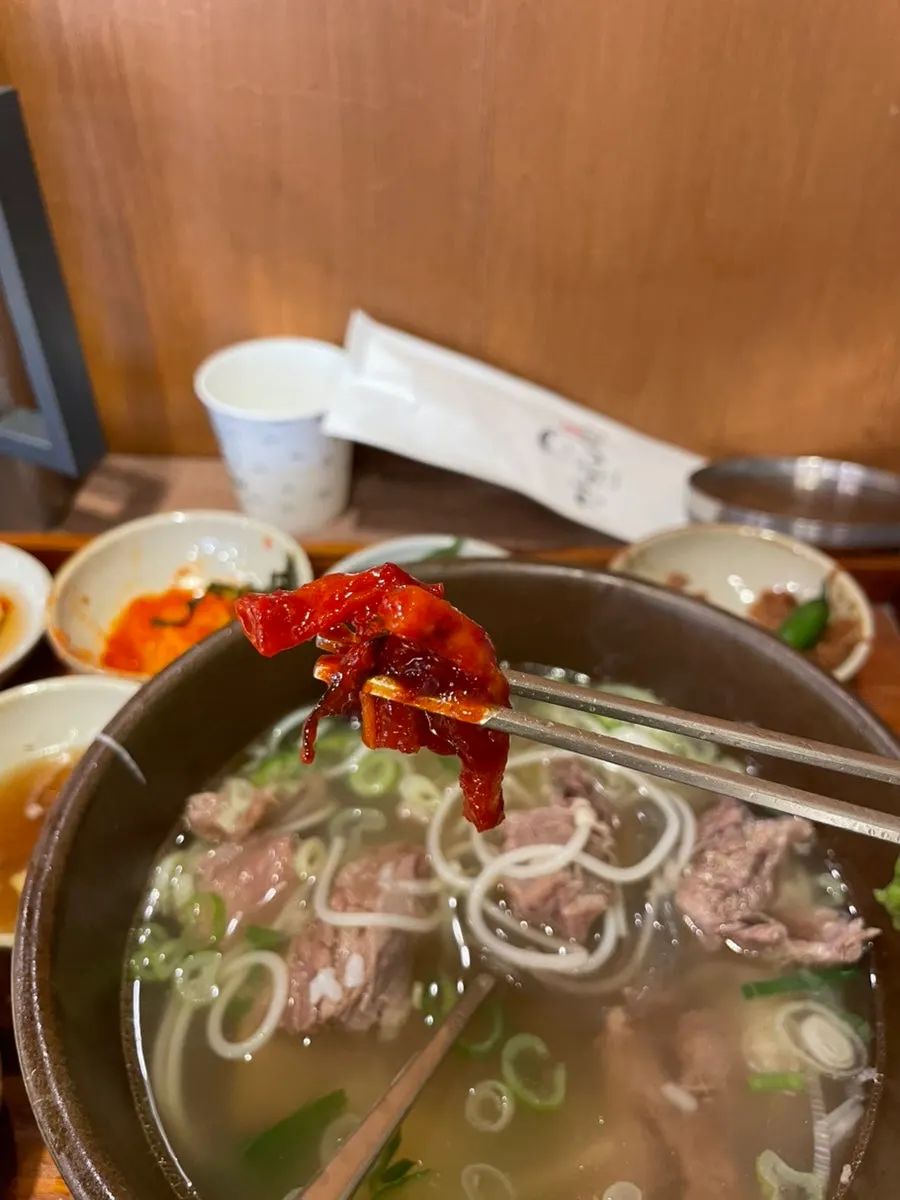 셀프바에서 가져온 무말랭이와 겉절이
