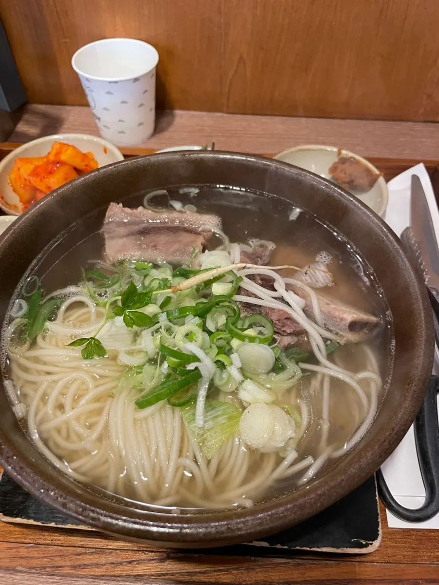 뚝배기에 담긴 뜨거운 갈비탕 국물