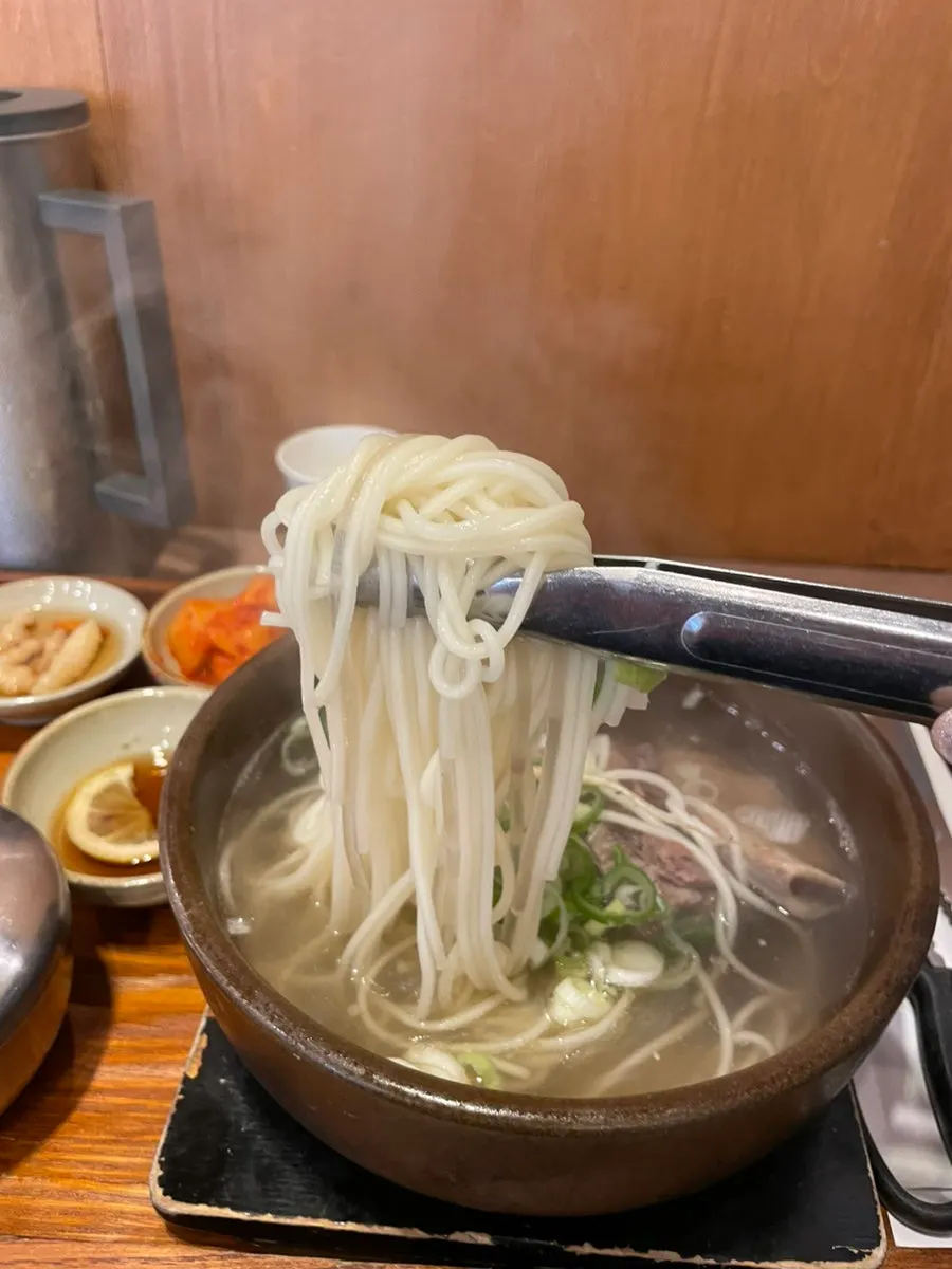 국물 머금은 제주중면 면발