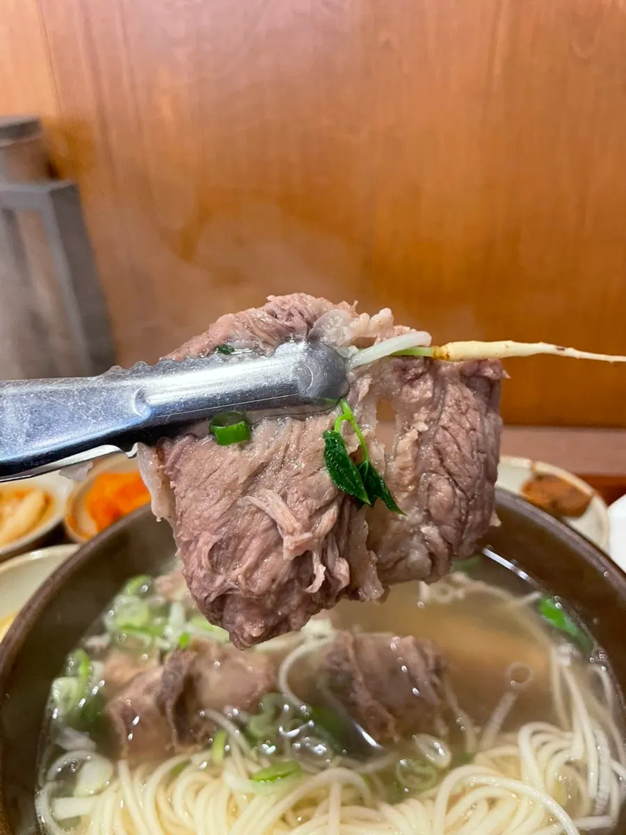 갈비탕 속 큼지막한 갈비 덩어리