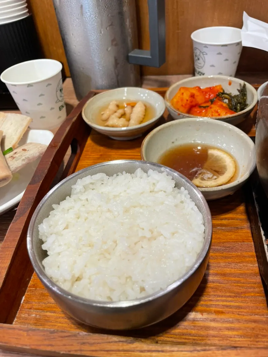 소스에 찍은 부드러운 갈비살