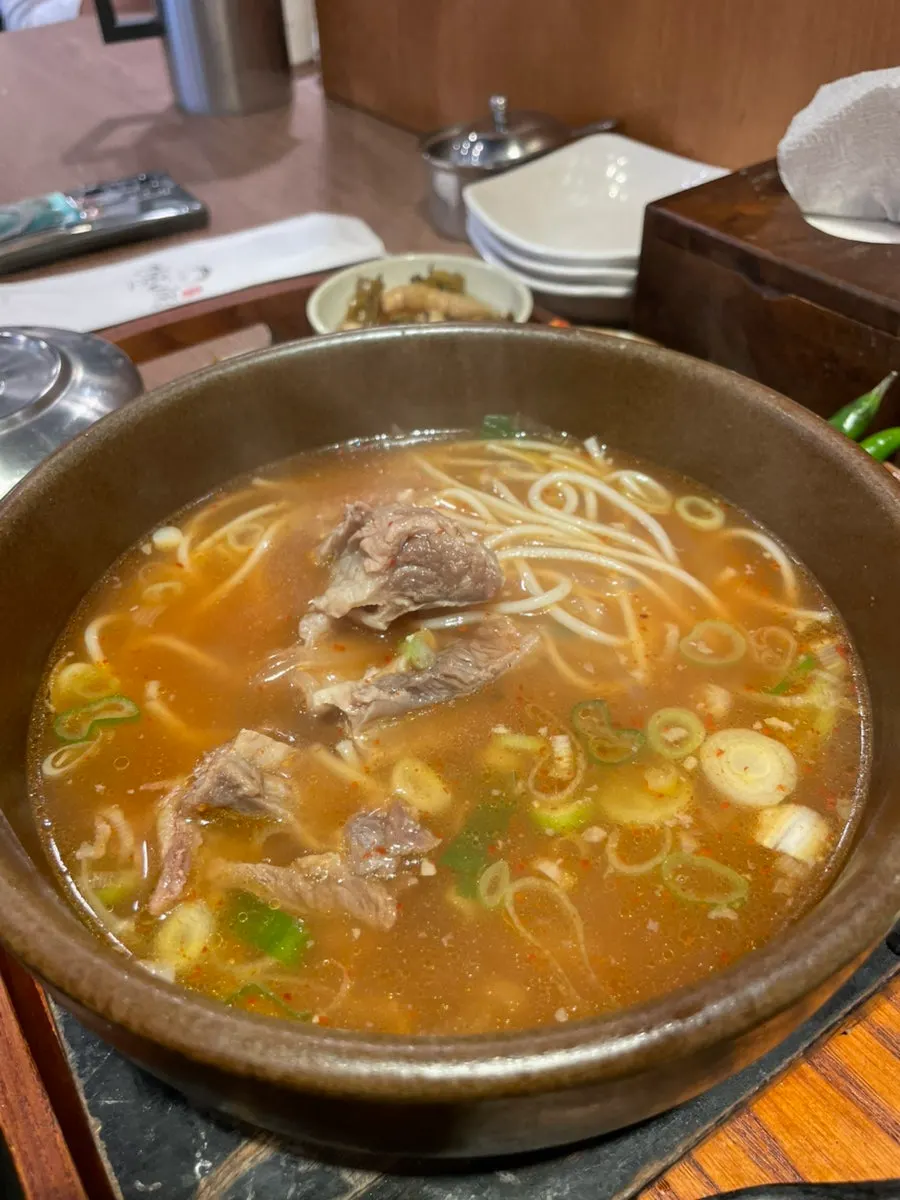 당면과 중면이 섞인 갈비탕 그릇