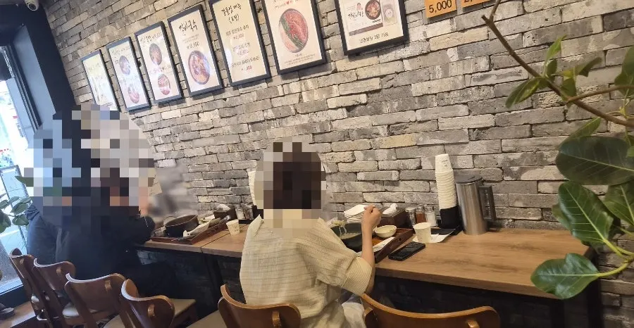 Clean interior with many tables