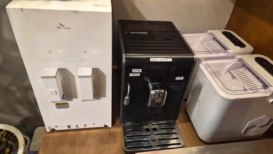 Coffee machine and water dispenser available after meals