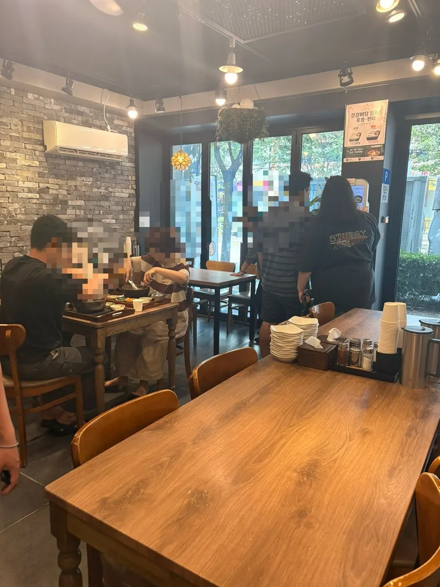 Table seating inside Gang Galbitang