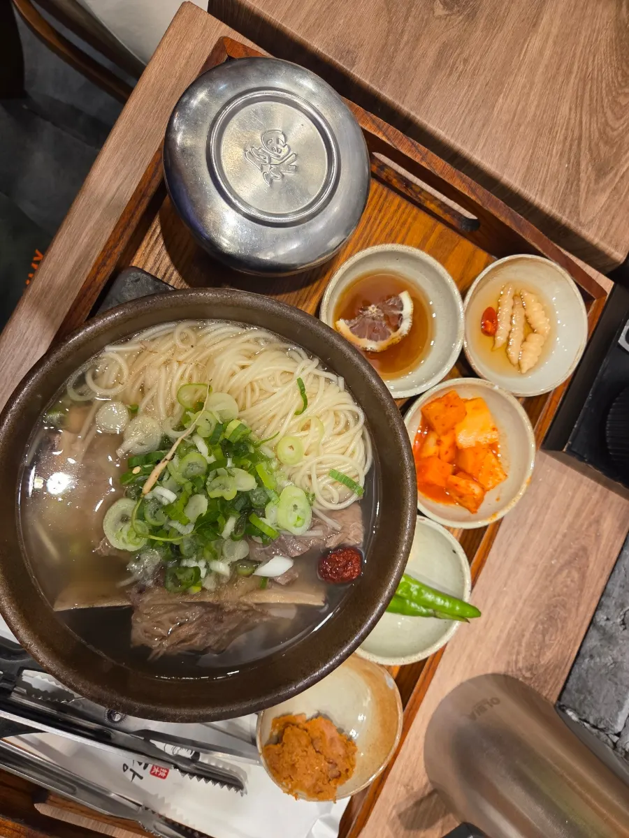 셀프로 담아온 김치와 깍두기