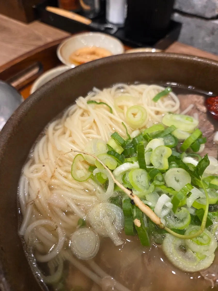 테이블에 놓인 식기와 반찬