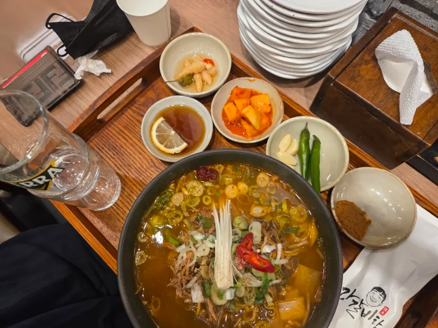 갈비탕과 얼큰국밥을 함께 놓은 상차림