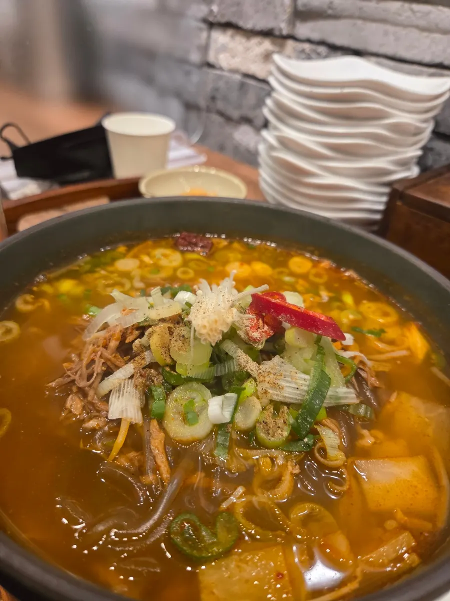 큼직한 갈비가 들어간 갈비탕 국물