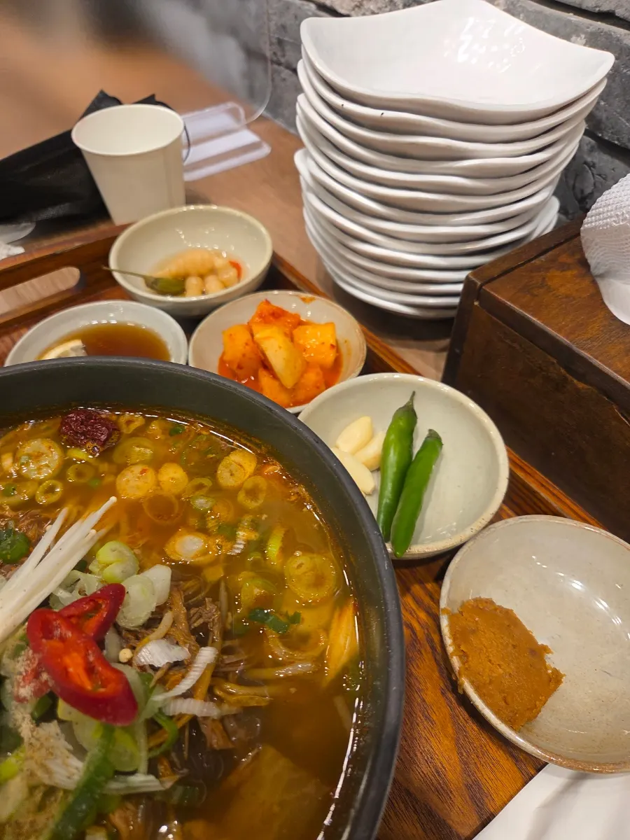 젓가락으로 집어 올린 두툼한 갈비
