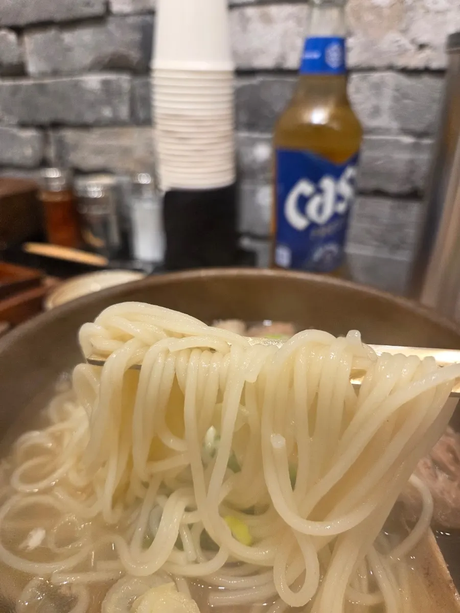 국물에 적신 중면 면발